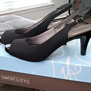 Like new / life stride pumps black / patent heel/ sharp